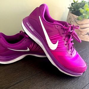 Size 8 Women’s Nike Tennis Shoes